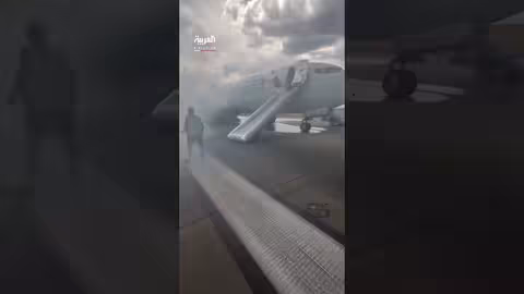 إخلاء طائرة أميركية بعد حريق في معدات الهبوط