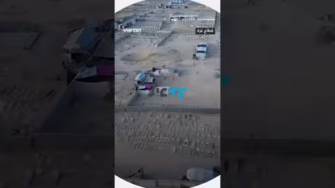 نازحون فلسطينيون يقيمون في مقبرة بخان يونس