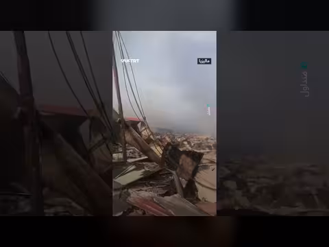 حريق هائل يلتهم مئات المنازل