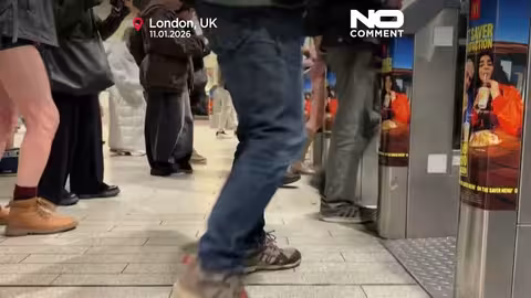 اللندنيون يشاركون في فعالية ركوب مترو بلا سراويل