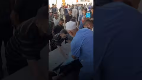 استشهاد زوجين وإصابة طفلتيهما في قصف