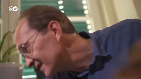 وثائقي | كيف يؤثّر اللمس على صحتنا العقلية والجسدية؟ | وثائقية دي دبليو