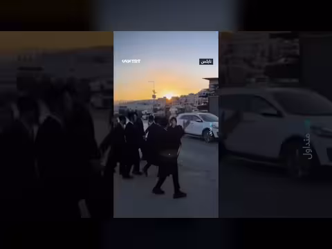 مستوطنون يرقصون قرب منازل فلسطينيين في نابلس