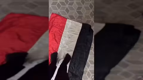 حوثي يدوس العلم الوطني: إهانة لليمن وتاريخه ووحدته