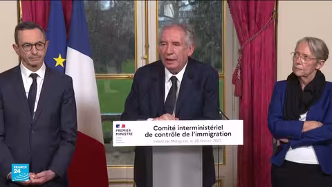 توتر دبلوماسي بين فرنسا والجزائر... ماكرون يطالب بحزم أكبر