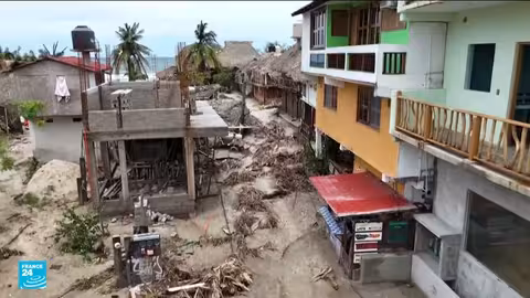 إعصار إيريك يدمر قرى في المكسيك ويُلحق أضراراً واسعة