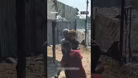 طفل فلسطيني ينجو من سقوط شظايا صاروخ بالقرب منه