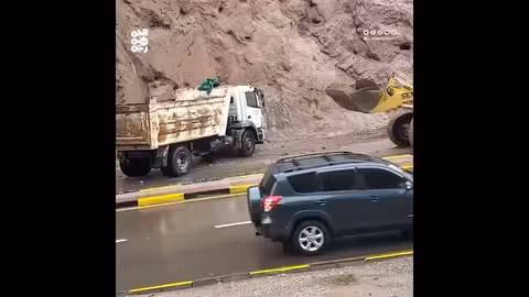 عدن: جهود لرفع آثار المنخفض الجوي وإعادة فتح الطرقات