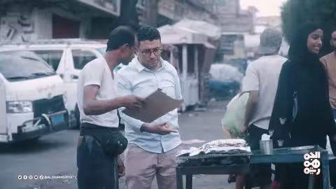 نازح من الحديدة يبيع كبد الدجاج لإعالة أسرته في عيد.