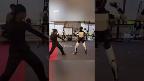 روبوت أوبتيموس يظهر مهارات في الكونغ فو