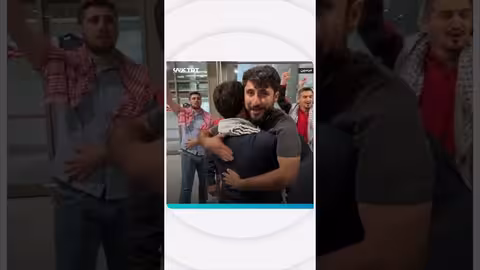 استقبال ناشط تركي بعد إطلاق سراحه من الاحتجاز الإسرائيلي