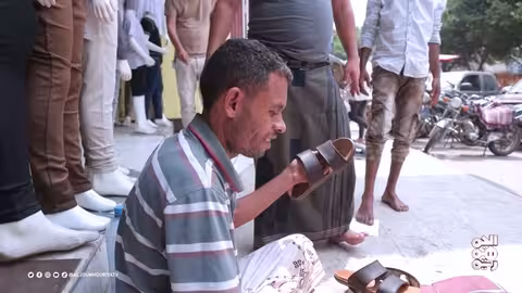 تعز: مهنة السكافي صمود في وجه الحرب والنظرة الدونية