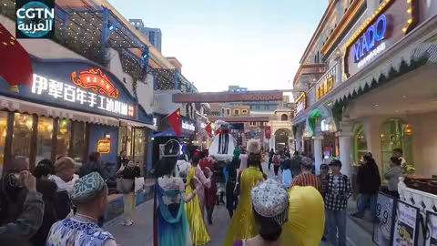 عرض رقص في سوق أورومتشي بشينجيانغ