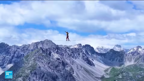 مغامر يحطم الرقم القياسي للمشي على حبل معلق في النمسا