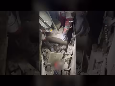 إنقاذ ناجٍ من تحت الأنقاض