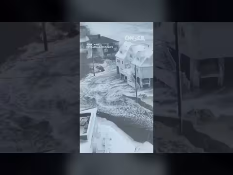 أمواج عاتية تضرب منازل في ماساتشوستس بسبب عاصفة شتوية