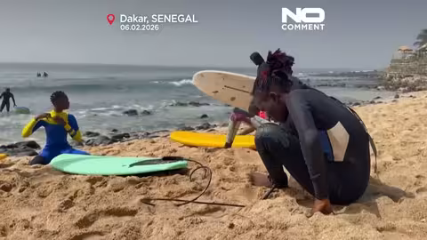 مدرسة ركوب الأمواج تعيد الفتيات إلى الدراسة في دكار