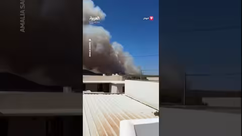 حرائق الغابات تسبب سحب دخان كثيفة فوق جزيرة يونانية