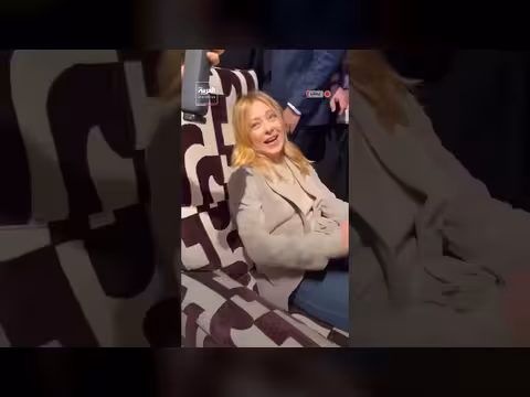 ميلوني تسترخي على كرسي هزاز في معرض أثاث