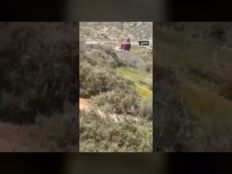 اعتداء مستوطن مسلح على فلسطيني أمام أطفاله في الخليل