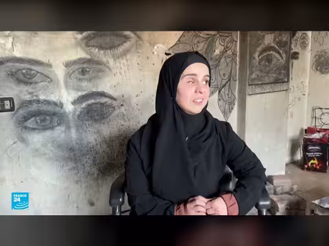 أريج السعافين ترسم العيون على جدران غزة