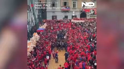 كرنفال إيفريا الإيطالي: آلاف المشاركين في معركة البرتقال السنوية