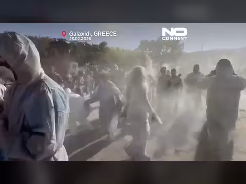 اليونان: حرب الطحين الملونة تحتفل بـ"الاثنين النظيف" في غالاكسيدي
