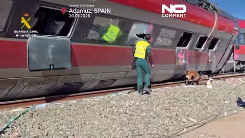 وحدات الكلاب البوليسية تبحث في موقع حادث قطار في إسبانيا