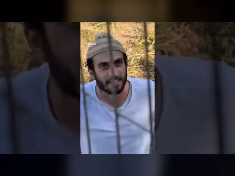 مستوطن يهاجم منزل فلسطيني بالحجارة في الخليل