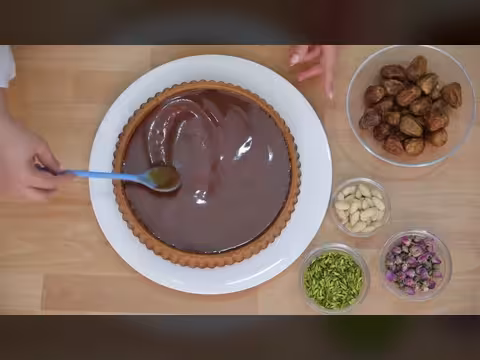 كيك التمر بالكراميل: وصفة شهية من مطبخ منال العالم