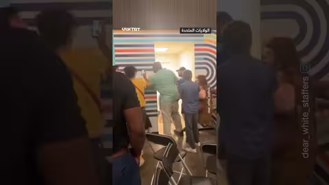 اعتداء الشرطة الأمريكية على ناشطين مؤيدين لفلسطين في قاعة بلدية