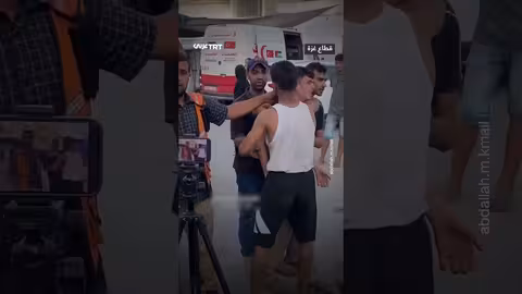 طفل فلسطيني يبكي بعد استشهاد والده وإصابة عائلته في غزة