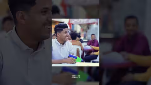 تحدي الورق والخاسر يقع له بمسدس الماء