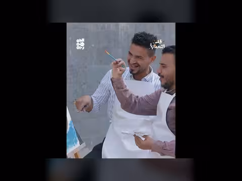 معلم يشرح لوحته الفنية