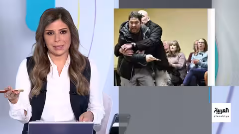 رمي سائل مجهول على النائبة الأمريكية إلهان عمر