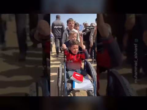 طفل فلسطيني يحدو تعليمه رغم فقد أطرافه