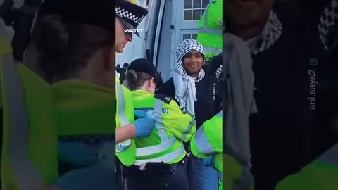 طفلة تبتسم أثناء اعتقالها