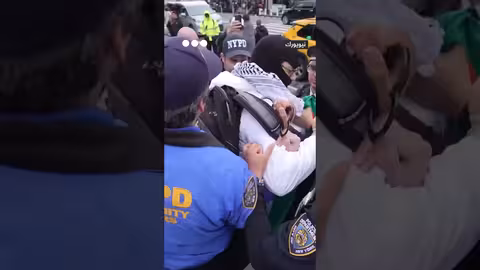 الشرطة تعتدي على طلاب مؤيدين لفلسطين