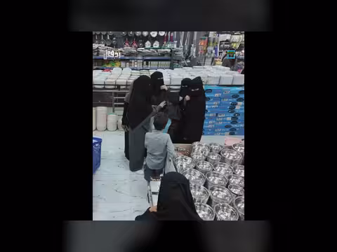 شجار بين امرأة وعامل في محل: والله ما تروح له!