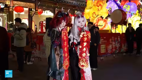 احتفالات السنة القمرية في شنغهاي: عروض الحديد المنصهر تجذب الآلاف