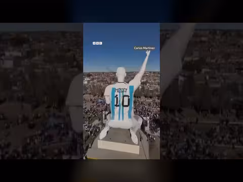 تمثال ميسي العملاق يجذب الجماهير في الأرجنتين