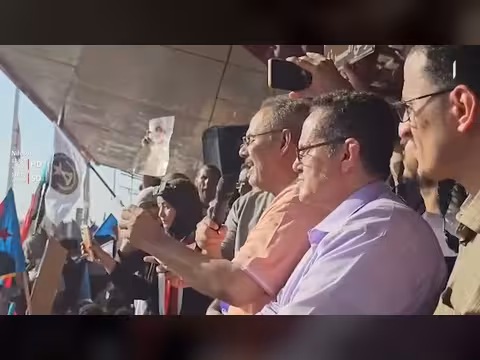 حشود بعدن تجدد التفويض للمجلس الانتقالي