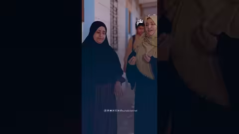 معلمة تهدي طلابها..تساؤلات حول مصادر الهدايا