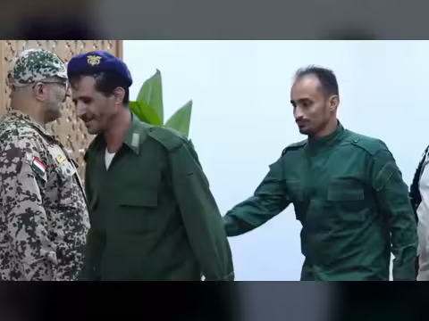 الفريق طارق صالح يستقبل المهنئين بعيد الفطر في المخا