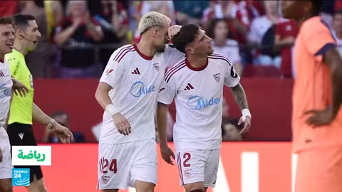 الدوري الإسباني: إشبيلية يفوز على برشلونة ويُزيحه من الصدارة