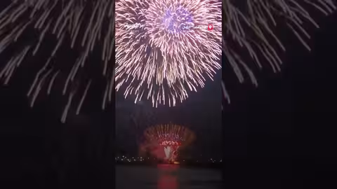 حريق في بارجتين باليابان إثر سقوط ألعاب نارية