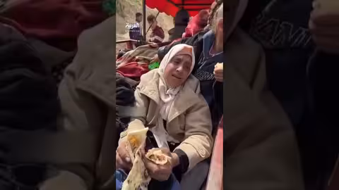 معاناة يمنيين بسبب نقص الخبز