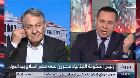 سقوط شاحنة في نهر أثناء الرجوع للخلف في مارشفيلد، أمريكا.