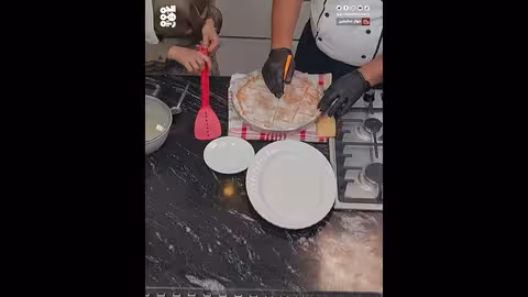 على يد محترف... فن وإتقان تحضير البسبوسة | حوار مطبخين