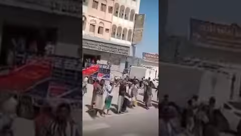 ترحيب شعبي بوصول قوات درع الوطن إلى المكلا